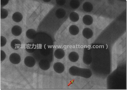 BGA因為焊墊變小，造成錫膏過多而最終形成焊接短路的結果。