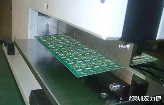 基本上V-Cut就是破壞板子結構的元兇,因為V-Cut就是在原來一大張的板材上切出溝槽來,所以V-Cut的地方就容易發(fā)生變形。