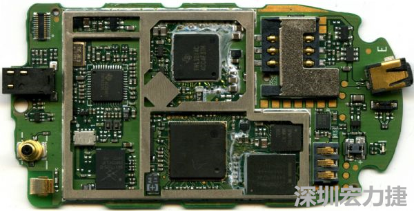 在射頻、核心處理器、高速記憶體等高頻元件區塊，可使用金屬屏蔽方式改善產品EMI影響問題。